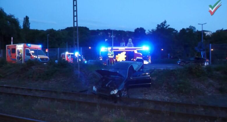 Driftversuch endet im Gleisbereich – Mercedes kracht auf Bahngelände in Ennepetal