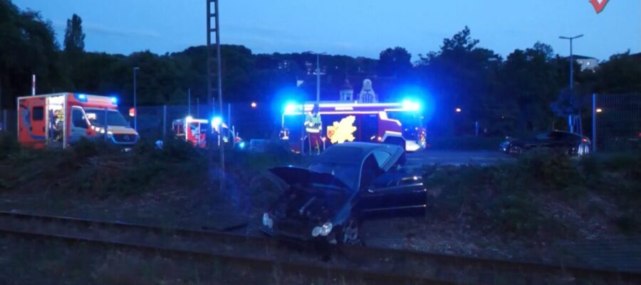 Driftversuch endet im Gleisbereich – Mercedes kracht auf Bahngelände in Ennepetal