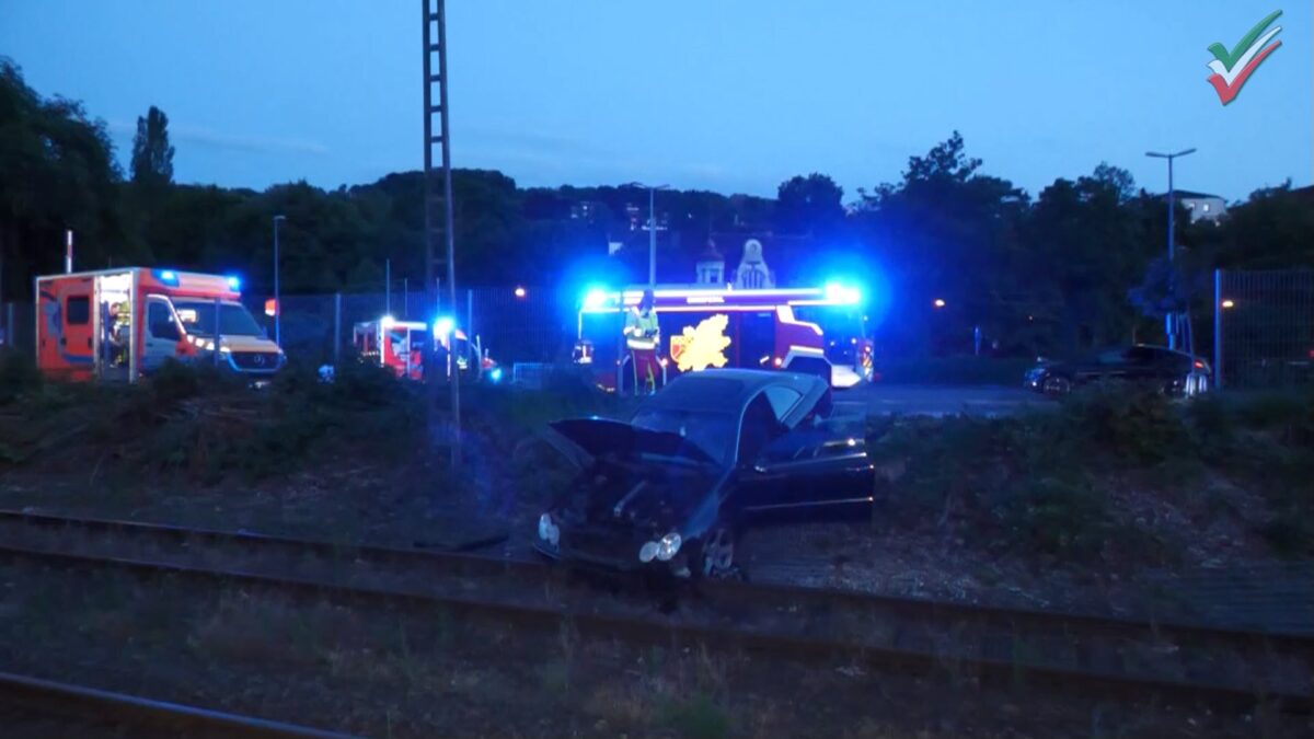 Driftversuch endet im Gleisbereich – Mercedes kracht auf Bahngelände in Ennepetal