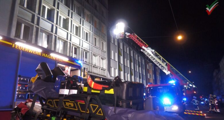 Nächtlicher Feuerwehr-Großeinsatz wegen Rauchentwicklung in Mehrfamilienhaus