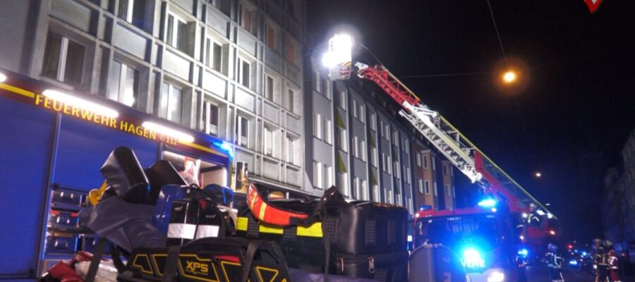 Nächtlicher Feuerwehr-Großeinsatz wegen Rauchentwicklung in Mehrfamilienhaus