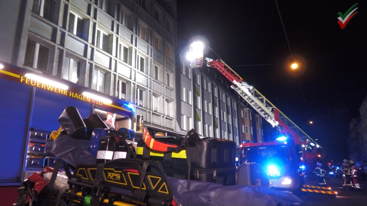Nächtlicher Feuerwehr-Großeinsatz wegen Rauchentwicklung in Mehrfamilienhaus