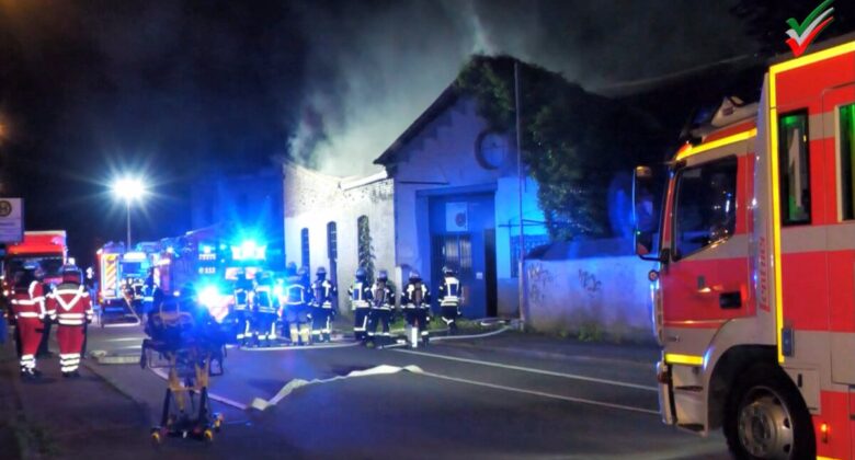 Brand in ehemaliger Lagerhalle schnell gelöscht – Feuerwehr zunächst im Großeinsatz
