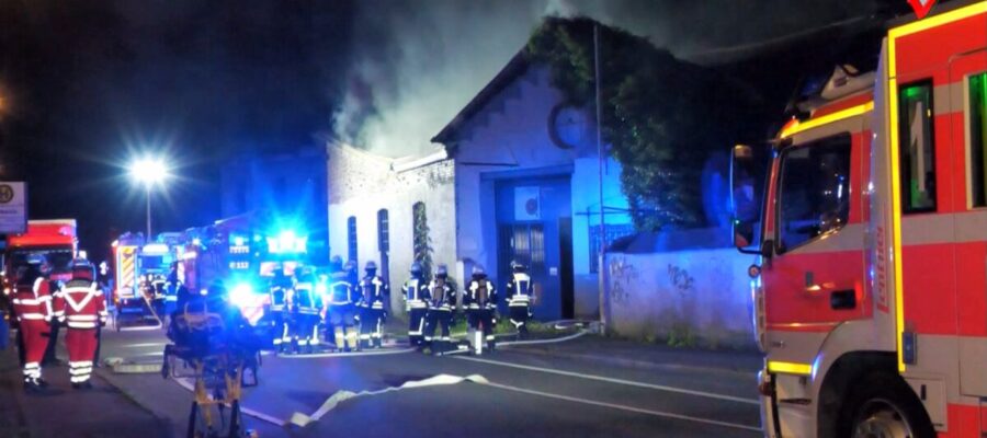 Brand in ehemaliger Lagerhalle schnell gelöscht – Feuerwehr zunächst im Großeinsatz