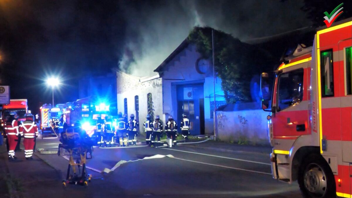 Brand in ehemaliger Lagerhalle schnell gelöscht – Feuerwehr zunächst im Großeinsatz