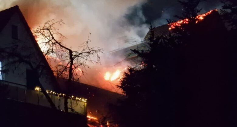 Dachstuhlbrand in Hagen in Neujahrsnacht – Mehrere Wohngebäude ausgebrannt nach Silvester