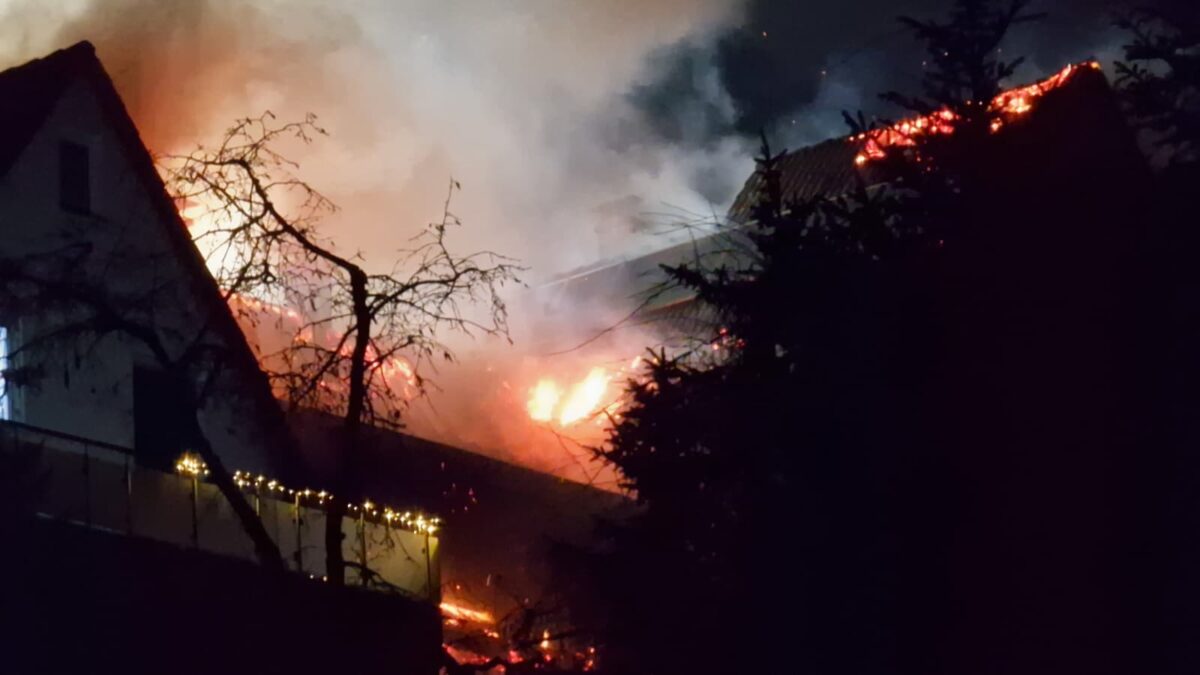 Dachstuhlbrand in Hagen in Neujahrsnacht – Mehrere Wohngebäude ausgebrannt nach Silvester