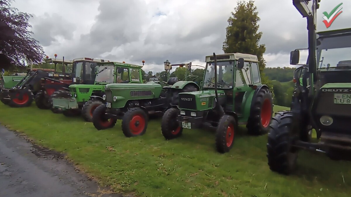 Verregnetes Oldtimer-Treckertreffen an der Eventscheune beim Landhaus Preuß in Hattingen-Wodantal